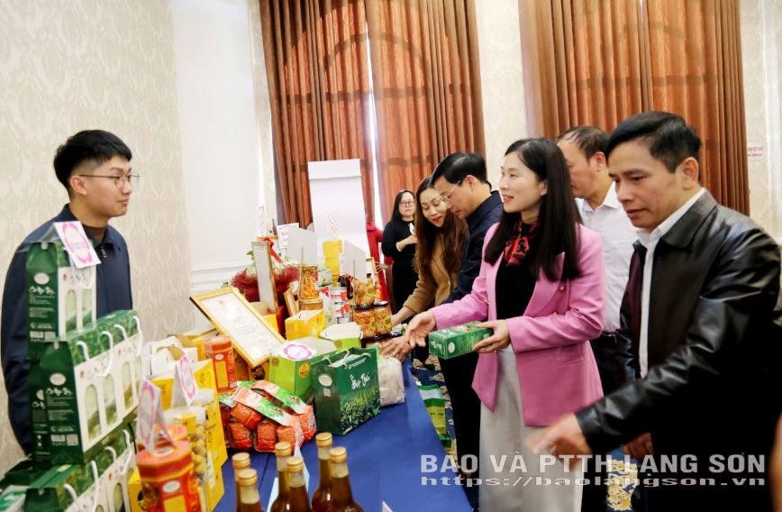 Đồng chí Trần Thanh Nhàn, Phó Chủ tịch UBND tỉnh và các đại biểu tham quan quầy trưng bày các sản phẩm OCOP tại hội nghị. Ảnh: Báo Lạng Sơn.