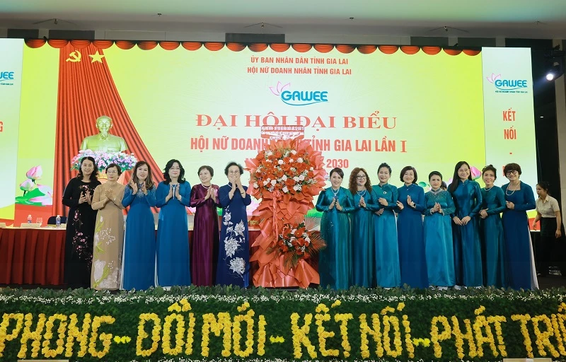 Lãnh đạo Hiệp hội Nữ doanh nhân Việt Nam (VAWE) chúc mừng đại hội. 