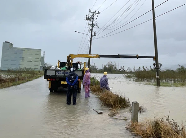 Ngành điện miền Trung nỗ lực bảo đảm an toàn điện trong đợt mưa lũ lịch sử giữa tháng 11 đến nay.