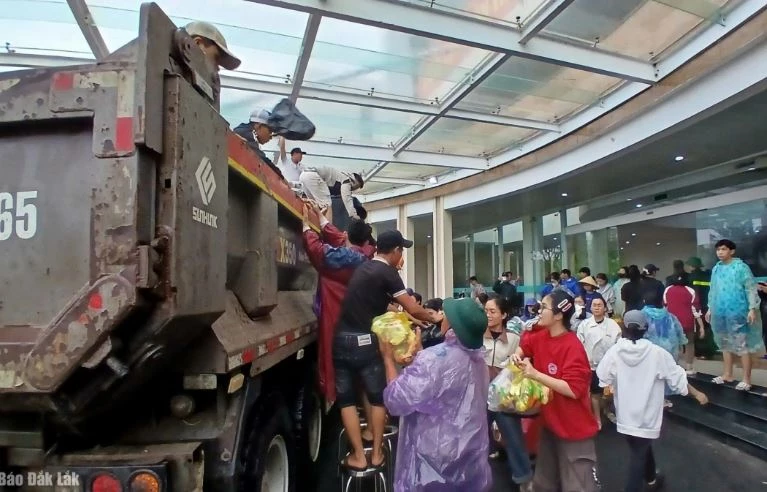 Tập kết hàng cứu trợ để chuyển đến các vùng cô lập. Ảnh: Báo Đắk Lắk