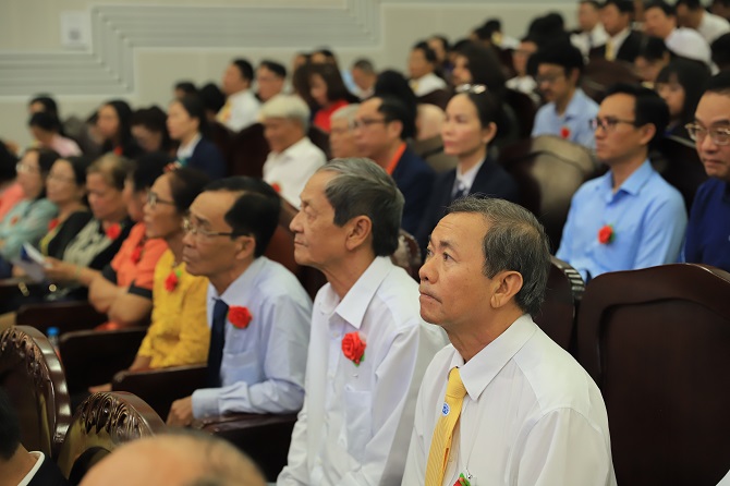 Tr&#x1B0;&#x1EDD;ng &#x110;&#x1EA1;i h&#x1ECD;c Tr&#xE0; Vinh trao h&#x1A1;n 1 t&#x1EF7; &#x111;&#x1ED3;ng h&#x1ECD;c b&#x1ED5;ng cho sinh vi&#xEA;n