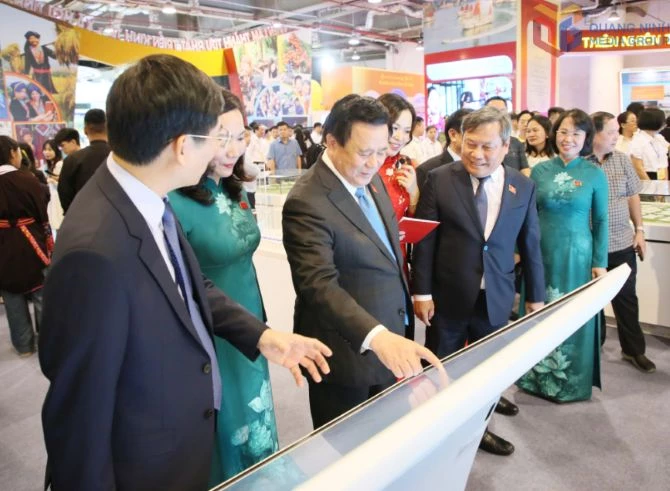 Lãnh đạo Trung ương và lãnh đạo tỉnh tham quan, trải nghiệm ứng dụng khoa học công nghệ tại triển lãm thành tựu phát triển KT-XH nhiệm kỳ 2020-2025 của tỉnh Quảng Ninh. Lãnh đạo Trung ương và lãnh đạo tỉnh tham quan, trải nghiệm ứng dụng khoa học công nghệ tại triển lãm thành tựu phát triển KT-XH nhiệm kỳ 2020-2025 của tỉnh Quảng Ninh.