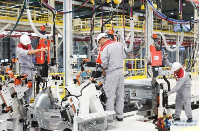 Công nhân kỹ thuật của Công ty CP Khu công nghiệp tổ hợp công nghệ Thành Công Việt Hưng vận hành hệ thống máy móc lắp ráp ô tô hiện đại tại nhà máy. Công nhân kỹ thuật của Công ty CP Khu công nghiệp tổ hợp công nghệ Thành Công Việt Hưng vận hành hệ thống máy móc lắp ráp ô tô hiện đại tại nhà máy.