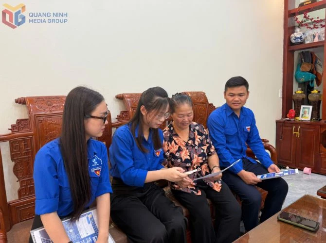 Lực lượng đoàn viên, thanh niên xã Ba Chẽ hướng dẫn người dân sử dụng các ứng dụng số trên thiết bị di động thông minh. Lực lượng đoàn viên, thanh niên xã Ba Chẽ hướng dẫn người dân sử dụng các ứng dụng số trên thiết bị di động thông minh.