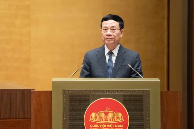 Bộ trưởng Nguyễn Mạnh Hùng trình bày Tờ trình về dự luật Trí tuệ nhân tạo. Ảnh: Cổng thông tin điện tử Quốc hội.