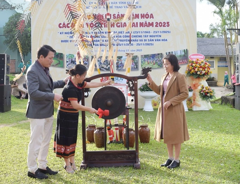 Lãnh đạo Sở Văn hóa, Thể thao và Du lịch tỉnh Gia Lai thực hiện nghi thức đánh chiêng khai hội.