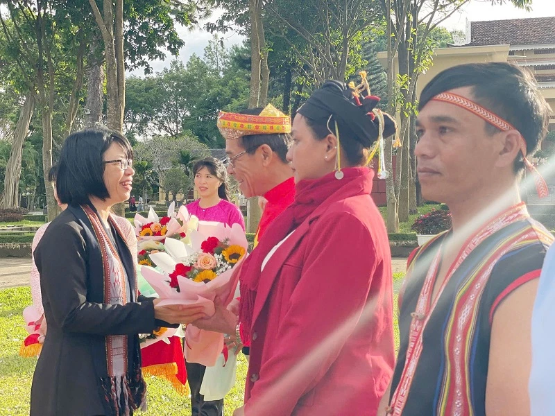 Phó Chủ tịch UBND tỉnh Gia Lai Nguyễn Thị Thanh Lịch tặng hoa cho các tập thể và cá nhân đồng hành, góp phần quan trọng tạo nên thành công của Ngày hội