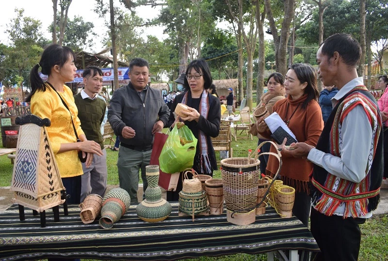 Các đại biểu tham quan, mua sắm tại các gian hàng giới thiệu sản phẩm tại ngày hội.