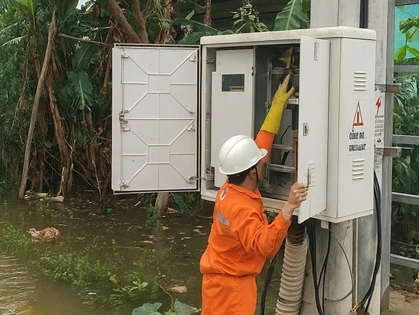 Các đơn vị thuộc EVNCPC khẩn trương khôi phục cấp điện cho khách hàng sau mưa lũ. Các đơn vị thuộc EVNCPC khẩn trương khôi phục cấp điện cho khách hàng sau mưa lũ.