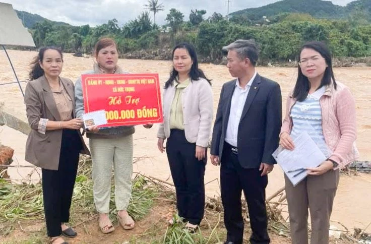  4 / 4  Xã Đức Trọng trao quà hỗ trợ đến các gia đình thiệt hại do mưa lũ. Ảnh: Báo Lâm Đồng.