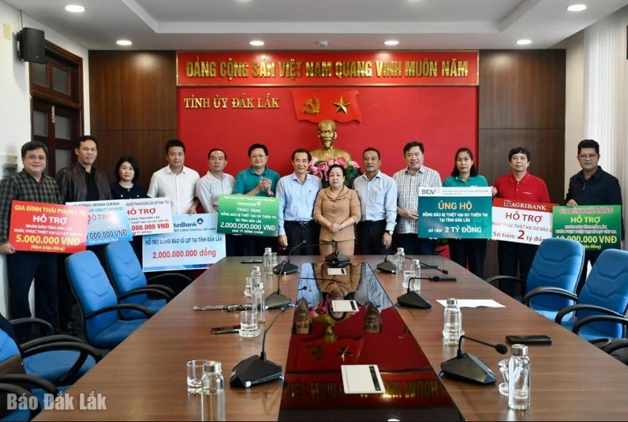 Lãnh đạo tỉnh tiếp nhận kinh phí hỗ trợ của các tổ chức, doanh nghiệp, cá nhân giúp người dân khắc phục thiệt hại do thiên tai. Ảnh: Báo Đắk Lắk.