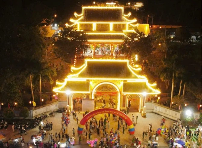 3. Lễ hội Hà Tiên hàng năm thu hút hàng chục ngàn người du khách thập phương đến Hà Tiên.