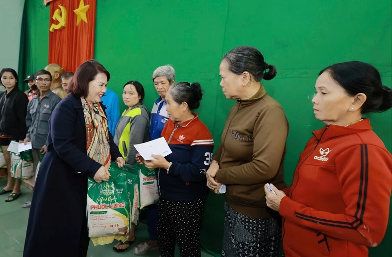 Bà Đồng Thị Ánh – Chủ tịch Hội Nữ doanh nhân tỉnh Gia Lai, trao quà cho người dân vùng lũ. Bà Đồng Thị Ánh – Chủ tịch Hội Nữ doanh nhân tỉnh Gia Lai, trao quà cho người dân vùng lũ.