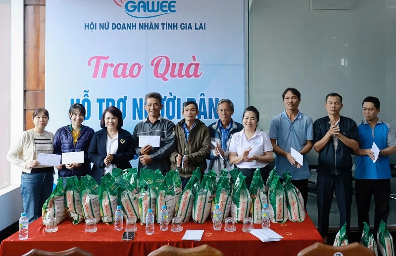 Trao quà cho người lao động bị thiệt hại do "thiên tai kép". Trao quà cho người lao động bị thiệt hại do "thiên tai kép".