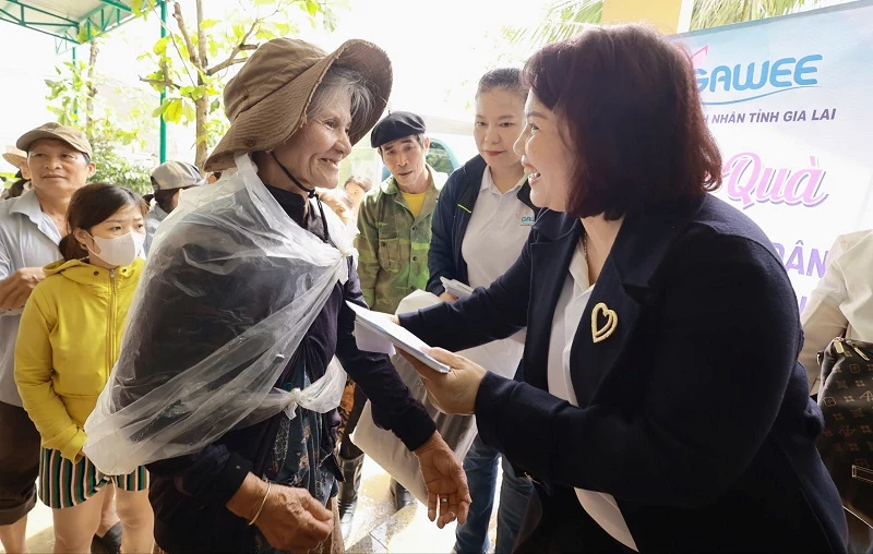 Doanh nghiệp Gia Lai gác lại khó khăn của mình để ưu tiên hỗ trợ người dân, người lao động vượt ổn định cuộc sống. Doanh nghiệp Gia Lai gác lại khó khăn của mình để ưu tiên hỗ trợ người dân, người lao động vượt ổn định cuộc sống.