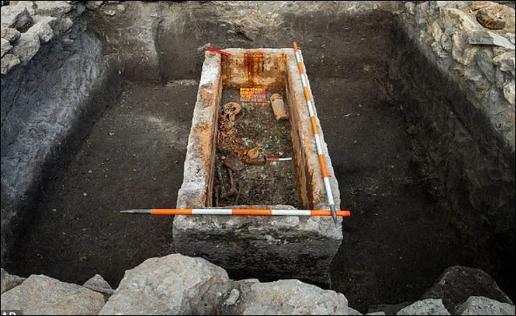 Các nhà khảo cổ đã mở chiếc quan tài và tìm thấy hài cốt của một phụ nữ trẻ.