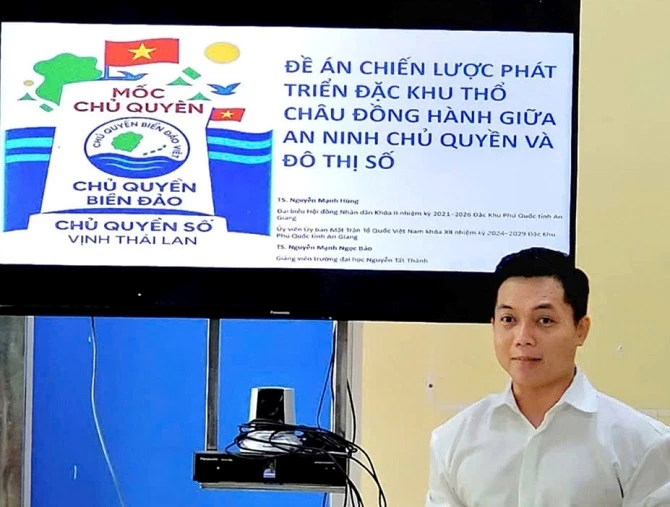 2. Một góc đảo Thổ Châu. 3. TS Nguyễn Ngọc Mạnh Bảo GV Trường Đại học Nguyễn Tất Thành ( Tp HC M) trình bày đề án chiến lược phát triển đặc khu Thổ Châu đồng hành giữa an ninh chủ quyền và đô thị số. 2. Một góc đảo Thổ Châu. 3. TS Nguyễn Ngọc Mạnh Bảo GV Trường Đại học Nguyễn Tất Thành ( Tp HC M) trình bày đề án chiến lược phát triển đặc khu Thổ Châu đồng hành giữa an ninh chủ quyền và đô thị số.