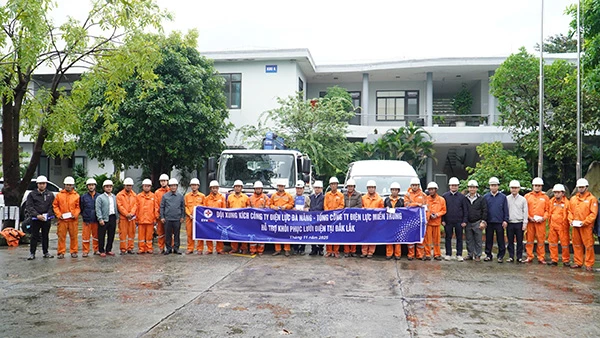 Đội xung kích của PC Đà Nẵng lên đường chi viện PC Đắk Lắk khôi phục cấp điện sau lũ lụt. Đội xung kích của PC Đà Nẵng lên đường chi viện PC Đắk Lắk khôi phục cấp điện sau lũ lụt.