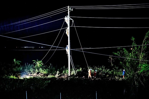 Các đơn vị thuộc EVNCPC xuyên đêm khôi phục cấp điện cho các khách hàng ở miền Trung - Tây Nguyên. Các đơn vị thuộc EVNCPC xuyên đêm khôi phục cấp điện cho các khách hàng ở miền Trung - Tây Nguyên.