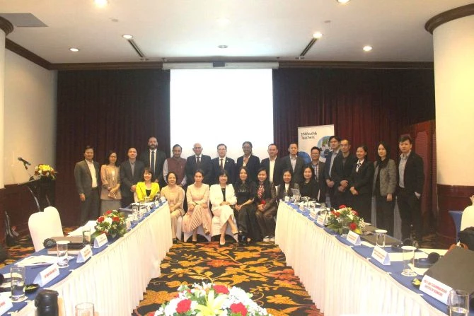 Các đại biểu tham dự cuộc họp chiều 24/11.