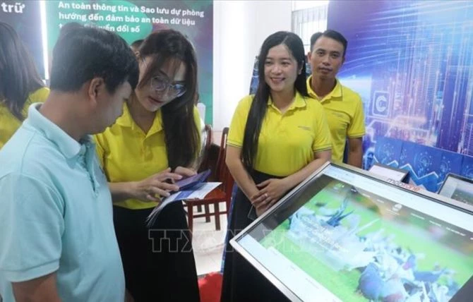 Giới thiệu sản phẩm, dịch vụ công nghệ thông tin, kỹ thuật số, chuyển đổi số cho doanh nghiệp tại hội thảo “Các nền tảng số ứng dụng trong doanh nghiệp vừa và nhỏ, các hợp tác xã gắn với an toàn thông tin trong chuyển đổi số”, tại thành phố Rạch Giá, tỉnh Kiên Giang ((cũ) nay là tỉnh An Giang). Ảnh tư liệu: Lê Huy Hải/TTXVN. Giới thiệu sản phẩm, dịch vụ công nghệ thông tin, kỹ thuật số, chuyển đổi số cho doanh nghiệp tại hội thảo “Các nền tảng số ứng dụng trong doanh nghiệp vừa và nhỏ, các hợp tác xã gắn với an toàn thông tin trong chuyển đổi số”, tại thành phố Rạch Giá, tỉnh Kiên Giang ((cũ) nay là tỉnh An Giang). Ảnh tư liệu: Lê Huy Hải/TTXVN.