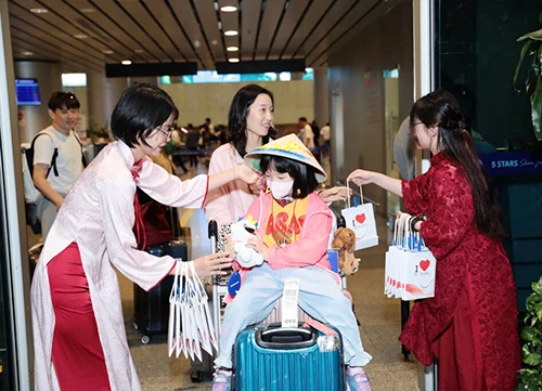 Tặng quà lựu niệm của du lịch Đà Nẵng cho các hành khách Parata Air. Tặng quà lựu niệm của du lịch Đà Nẵng cho các hành khách Parata Air.