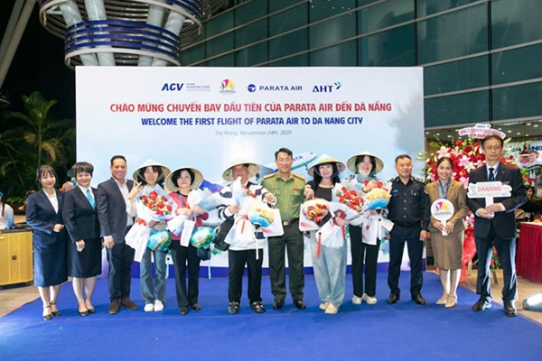Tặng hoa chúc mừng những vị khách đầu tiên trên chuyến bay của Parata Air hạ cánh sân bay quốc tế Đà Nẵng. Tặng hoa chúc mừng những vị khách đầu tiên trên chuyến bay của Parata Air hạ cánh sân bay quốc tế Đà Nẵng.