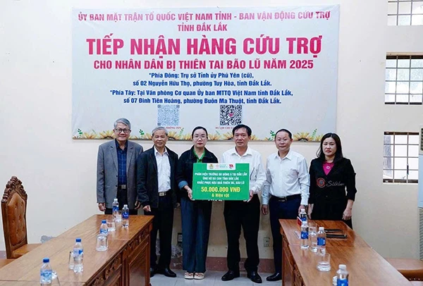 Phân hiệu Đại học Đôngg Á tại Đắk Lắk thông qua Uỷ ban MTTQVN tỉnh Đắk Lắk đóng góp hỗ trợ người dân bị lũ lụt lịch sử tháng 11/2025.