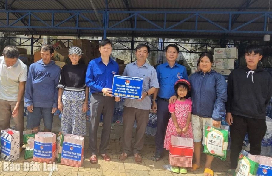 Đoàn công tác tặng túi quà an sinh cho người dân vùng lũ xã Tuy An Bắc. Ảnh: Báo Đắk Lắk.