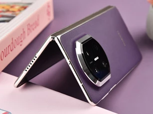 Smartphone màn hình gập giá 65,5 triệu đồng, cạnh tranh với Samsung Galaxy Z Fold7