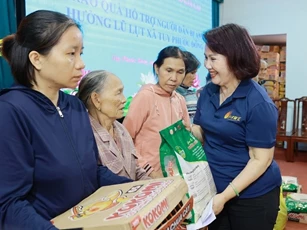 Hội Nữ doanh nhân Gia Lai nối dài hành trình sẻ chia với người dân vùng lũ