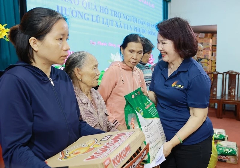 Bà Đồng Thị Ánh – Chủ tịch Hội Nữ doanh nhân tỉnh Gia Lai, trao quà cho người dân xã Tuy Phước Đông. Bà Đồng Thị Ánh – Chủ tịch Hội Nữ doanh nhân tỉnh Gia Lai, trao quà cho người dân xã Tuy Phước Đông.