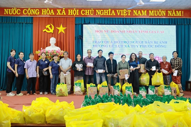Hội Nữ doanh nhân tỉnh Gia Lai sẽ tiếp tục nối dài chuỗi hỗ trợ bà con vùng lũ. Hội Nữ doanh nhân tỉnh Gia Lai sẽ tiếp tục nối dài chuỗi hỗ trợ bà con vùng lũ.