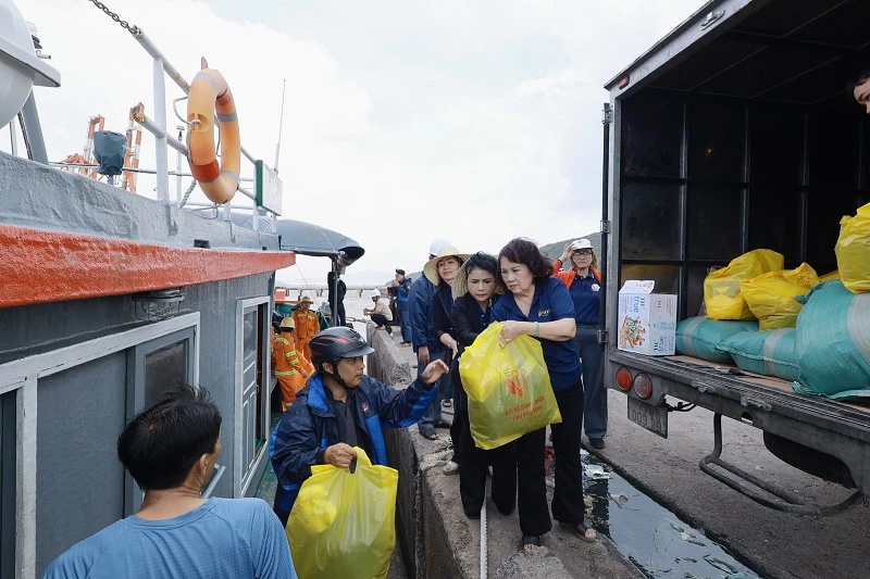 Các nữ doanh nhân Gia Lai chung tay chuyển quà tặng sang tàu để đến với làng chài Hải Minh. Các nữ doanh nhân Gia Lai chung tay chuyển quà tặng sang tàu để đến với làng chài Hải Minh.