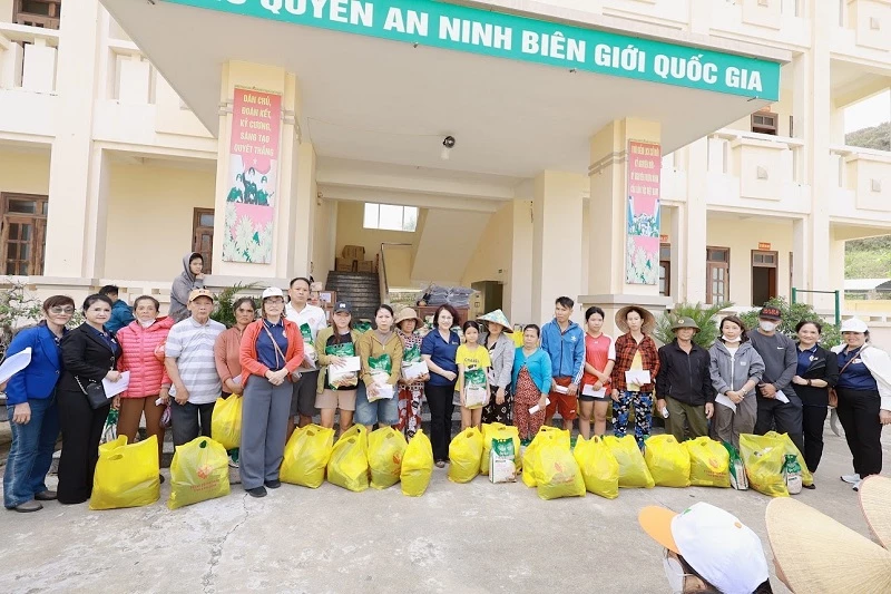 Những phần quà thiết yếu hỗ trợ kịp thời mong người dân làng chài Hải Minh sớm ổn định cuộc sống. Những phần quà thiết yếu hỗ trợ kịp thời mong người dân làng chài Hải Minh sớm ổn định cuộc sống.