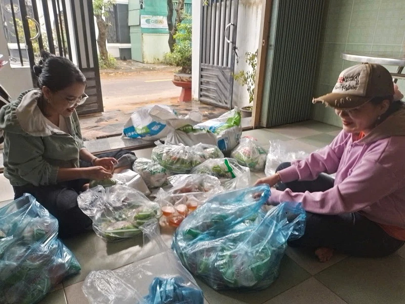 Các tình nguyện viên chuẩn bị các phần bánh hỏi kèm nước chấm để phát đến tay bệnh nhân. Các tình nguyện viên chuẩn bị các phần bánh hỏi kèm nước chấm để phát đến tay bệnh nhân.