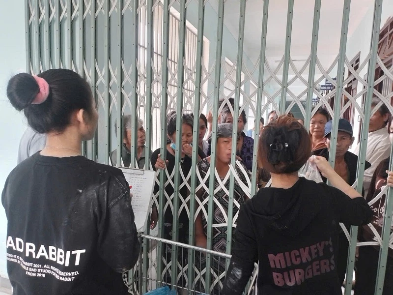 Các y bác sĩ Bệnh viện tâm thần Quy Nhơn phát bánh hỏi cho bệnh nhân. Các y bác sĩ Bệnh viện tâm thần Quy Nhơn phát bánh hỏi cho bệnh nhân.