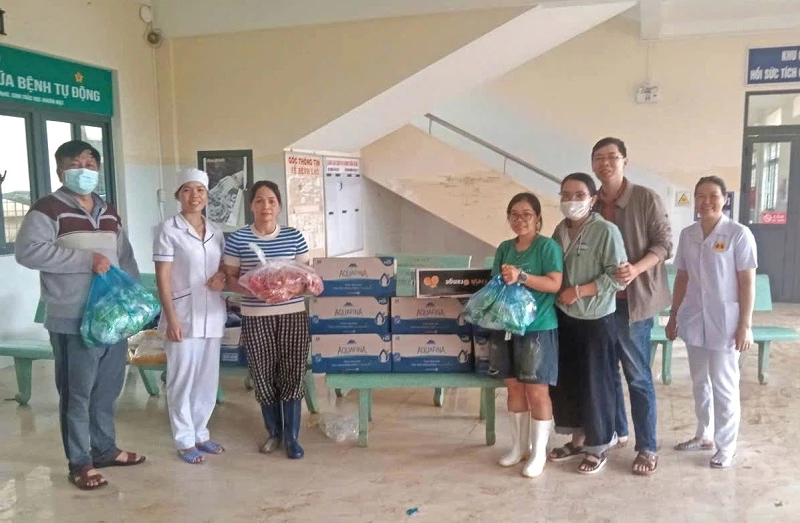 Bánh hỏi, dầu gió, nước lọc đến với Bệnh viện lao và bệnh phổ Quy Nhơn. Bánh hỏi, dầu gió, nước lọc đến với Bệnh viện lao và bệnh phổ Quy Nhơn.