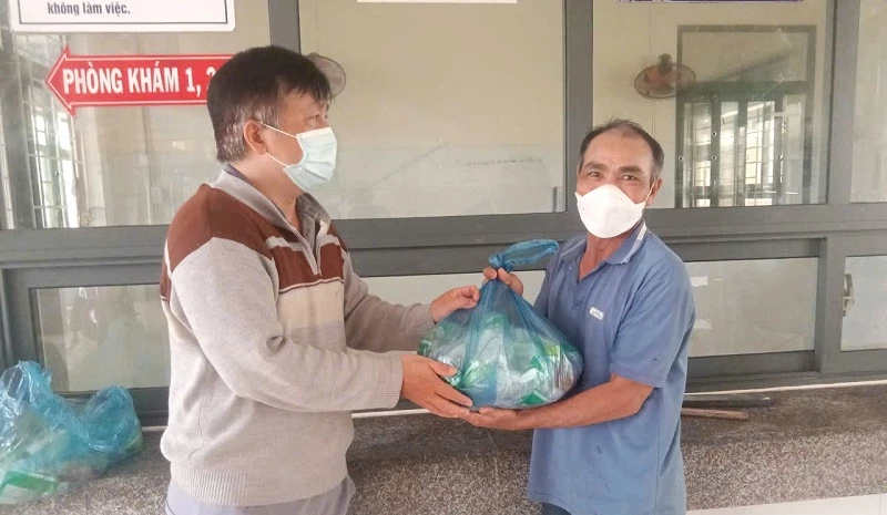 Tặng các suất bánh hỏi cho người nhà bệnh nhân. Tặng các suất bánh hỏi cho người nhà bệnh nhân.