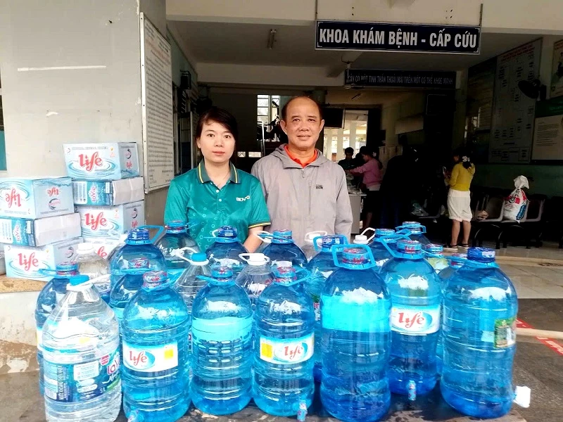 Bác sĩ Huỳnh Mộng Đức – Phó Giám đốc phụ trách Bệnh viện Tâm thần Quy Nhơn, tiếp nhận nước lọc từ Đoàn Thanh niên BIDV Bình Định. Bác sĩ Huỳnh Mộng Đức – Phó Giám đốc phụ trách Bệnh viện Tâm thần Quy Nhơn, tiếp nhận nước lọc từ Đoàn Thanh niên BIDV Bình Định.