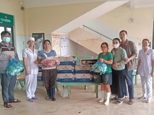 Mang yêu thương đến bệnh nhân vùng lũ