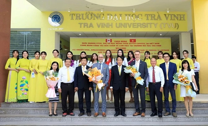 Lãnh đạo Trường ĐH Trà Vinh đón tiếp Đại sứ đặc mệnh toàn quyền Canada tại Việt Nam thăm và làm việc tại trường Lãnh đạo Trường ĐH Trà Vinh đón tiếp Đại sứ đặc mệnh toàn quyền Canada tại Việt Nam thăm và làm việc tại trường