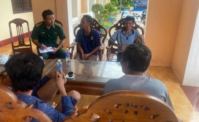 4 ngư dân được Bộ đội Biên Phòng Thổ Châu cứu thành công được đưa về gia đình an toàn.