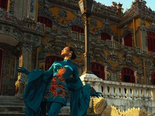 Lê Thanh Hoà tái hiện ký ức vàng son của Huế trong show thu đông