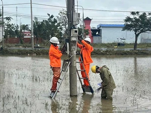 Cấp điện trở lại cho gần 100% khách hàng miền Trung – Tây Nguyên sau ngập lụt