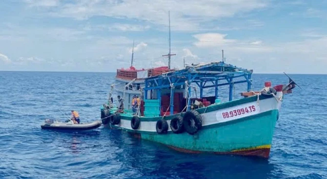 1.Tình hình thời tiết mưa bão trong những ngày tới diễn biến rất phức tạp trên vùng biển An Giang bà con cần cảnh giác chủ động ứng phó .