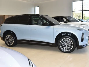 SUV hạng sang công suất 489 mã lực, giá hơn 900 triệu đồng