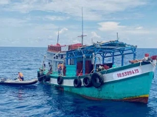 Cứu thành công 4 thuyền viên bị chìm tàu trên vùng biển Thổ Châu