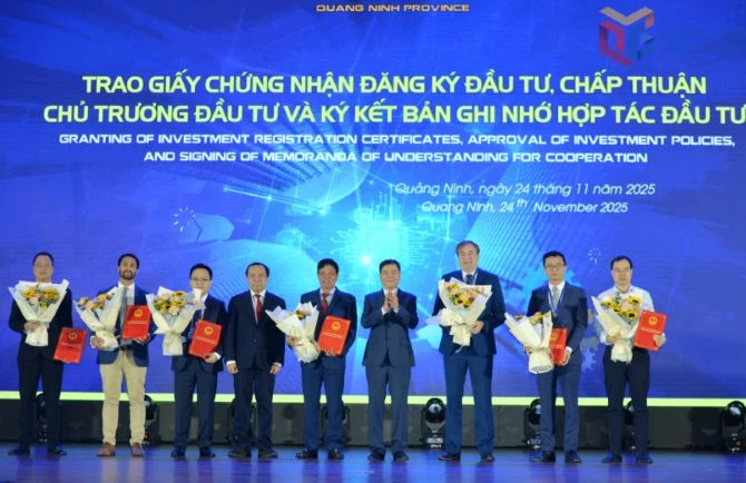 Các nhà đầu tư nhận quyết định chấp thuận chủ trương đầu tư, chứng nhận đăng ký đầu tư cho các dự án tại Hội nghị Xúc tiến đầu tư phát triển khoa học, công nghệ, đổi mới sáng tạo và chuyển đổi số năm 2025. Ảnh: Báo Quảng Ninh.
