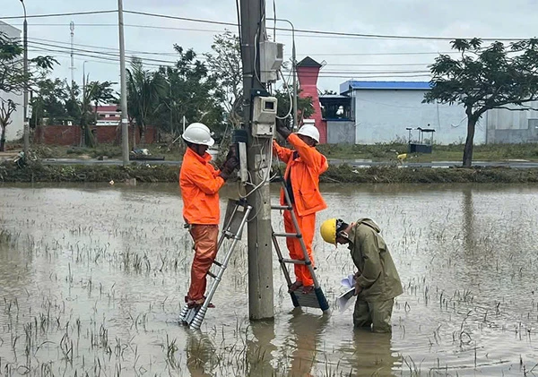 Các đơn vị thuộc EVNCPC nỗ lực khôi phục cung cấp điện cho khách hàng miền Trung - Tây Nguyên sau đợt lũ lụt lịch sử tháng 11/2025. Các đơn vị thuộc EVNCPC nỗ lực khôi phục cung cấp điện cho khách hàng miền Trung - Tây Nguyên sau đợt lũ lụt lịch sử tháng 11/2025.